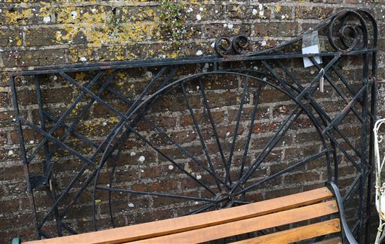 Pair of metal gates(-)